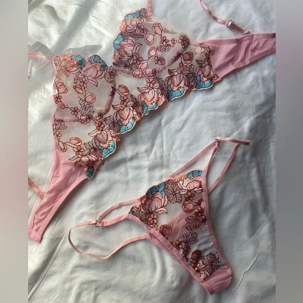 new, 2 piece bra and thong set made of thin tulle and embroidery